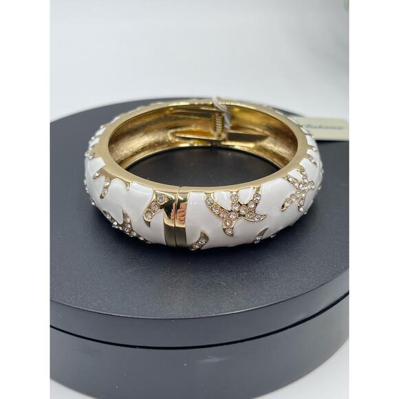 TOMMY BAHAMA GOLD PLATED
WHITE PAVE RHINESTONE STARFISH
BRACELET NWT - Picture 7 of 10